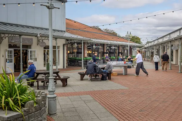 2 Ekim 2025 'te Clark Village alışveriş merkezinin merkezinde masa tenisi oynayan iki genç adam.