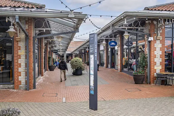 2 Ekim 2025 'te İngiltere' deki Clarks Village alışveriş merkezi, Street, Somerset perakende satış mağazaları sıraları