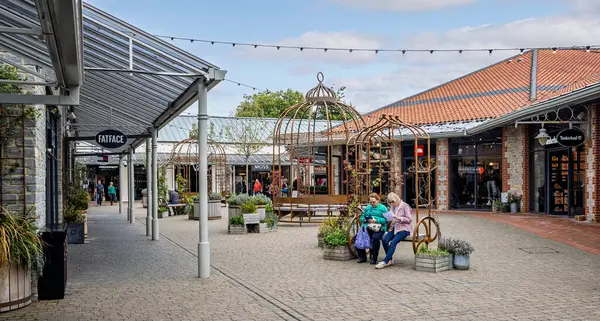 2 Ekim 2025 'te, Clarks Village alışveriş merkezi, Street, Somerset, İngiltere' deki mağazalar, restoranlar ve açık hava oturma alanı