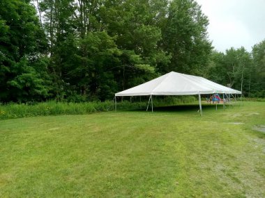 Beyaz etkinlikler ya da yeşil çimlerin üzerinde bir yaz günü eğlence çadırı