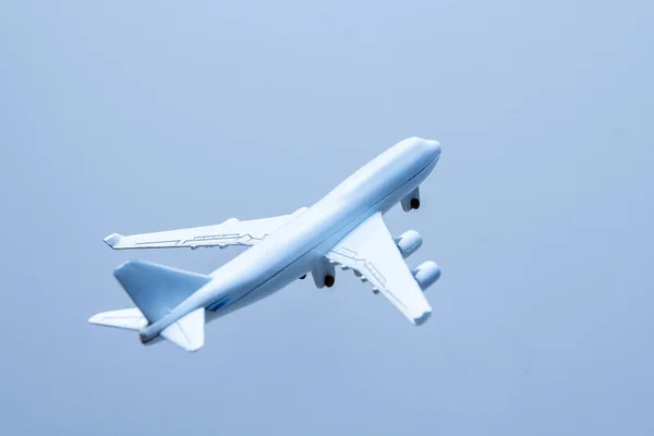 Αεροπλάνο Στον Γαλάζιο Ουρανό Κοντινό Πλάνο Φωτογραφίας Απαλή Εστίαση — Φωτογραφία Αρχείου