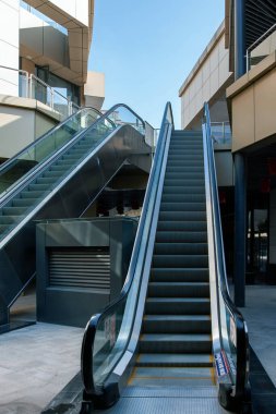 Modern bir alışveriş merkezinde yürüyen merdivenler.