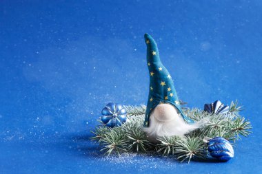  Noel cücesi Gonk uzun sakallı mavi bir şapka takıyor. Yeni yıl ve Noel tebrik kartı tasarımı.