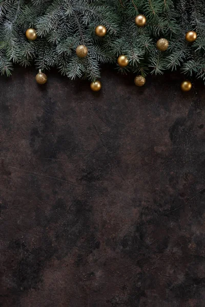 Kerst Nieuwjaar Feestelijke Compositie Met Sneeuw Sparren Takken Gouden Kerstballen — Stockfoto