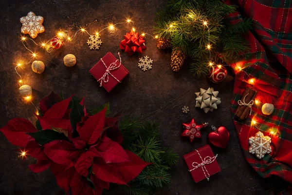 Karácsonyi Újévi Ünnepi Kompozíció Fenyő Ágak Poinsettia Virág Karácsonyi Díszek — Stock Fotó