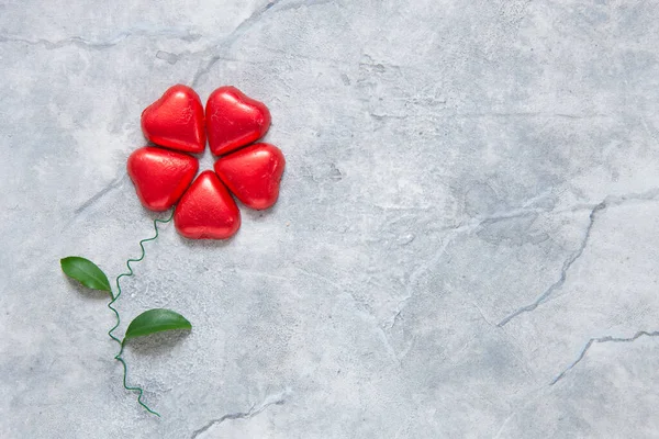 Zbliżenie Czekoladki Kształcie Serca Czerwonym Opakowaniu Złożone Kwiat Tło Widok — Zdjęcie stockowe