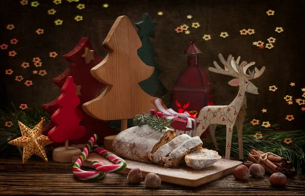 静谧的生活构图与圣诞装饰 鹿的雕像和炖肉 圣诞及新年假期概念 — 图库照片