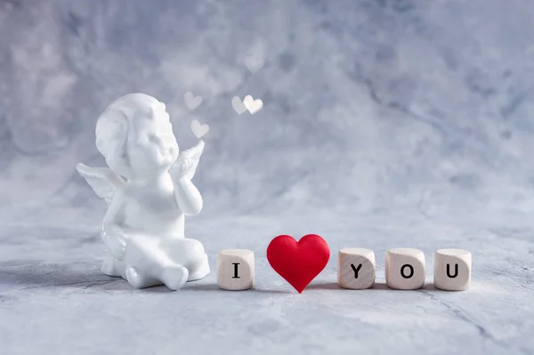 Biała Porcelanowa Figurka Anioła Słowa Kocham Cię Czerwonym Sercem — Zdjęcie stockowe