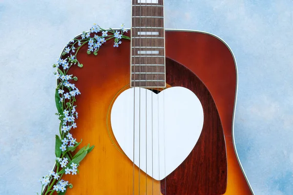 Acoustic Guitar Beautiful Blue Spring Forgot Flowers White Heart Shape — 图库照片