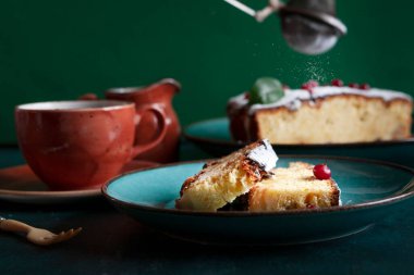 Ev yapımı taze yaban mersinli kek, bisküvi.