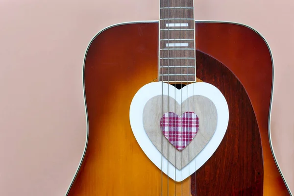 Akustik Gitarı Kalple Kapat — Stok fotoğraf