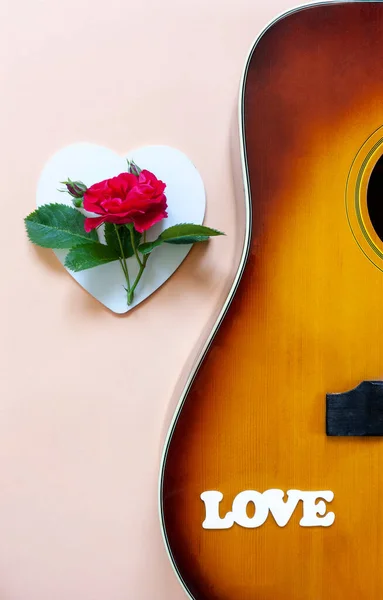 Zblízka Akustická Kytara Krásným Kvetoucím Růžovým Květem Slovem Láska — Stock fotografie