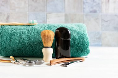 Bulanık banyo geçmişinde erkek kişisel bakım aksesuarları var.