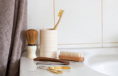 Bulanık banyo geçmişinde erkek kişisel bakım aksesuarları var. 