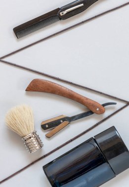 Açık gri arka plan görünümünde erkek kişisel bakım aksesuarları.