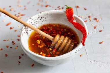 Baharatlı ya da acılı kırmızı biberli bal.