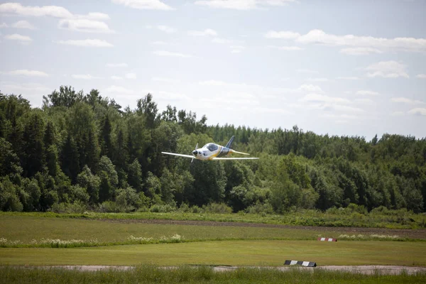 Ett Ultralätt Dragonflygplan Landar Flyguppvisning Langaci Limbazi Flygplats Lettland — Stockfoto