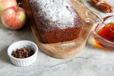 Lekach Yom Kippur Yahudi ballı baharatlı pastası. Yaklaş, seçici odaklanma