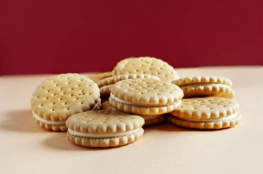 Yuvarlak, çıtır çıtır bisküviler.