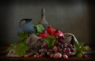 Nar ve üzümle eski usul bir hayat.