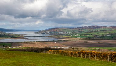 Aileach 'lı Grianan' ın tepesinden Lough Foyle ve Lough Swilly 'nin panoramik manzarası.