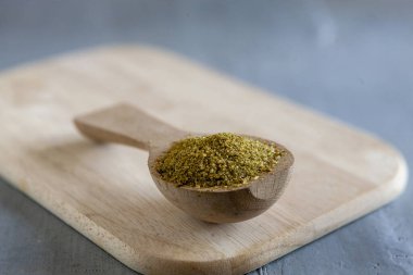 Lezzetli geleneksel ev yapımı Svan Gürcü tuzu. Yakın çekim, seçici odaklanma