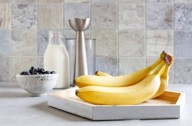Muzlu smoothie yapmak için gerekli malzemeler. Yakın çekim, seçici odaklanma