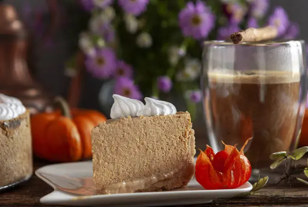 Cheesecake Labu Dengan Meringue Latar Belakang Musim Gugur Yang Nyaman — Stok Foto