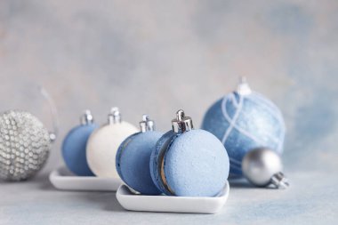 Kurabiyeli Noel kompozisyonu ve mavi renkli Noel topları.