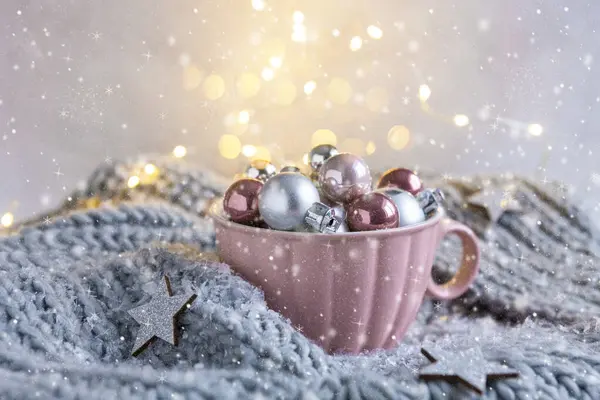 Palle Natale Argento Rosa Nella Grande Tazza Rosa Sciarpa Maglia — Foto Stock