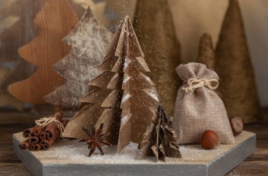 Kağıt ve diğer organik doğal malzemelerden yapılan el yapımı Noel ve yeni yıl dekorasyonu