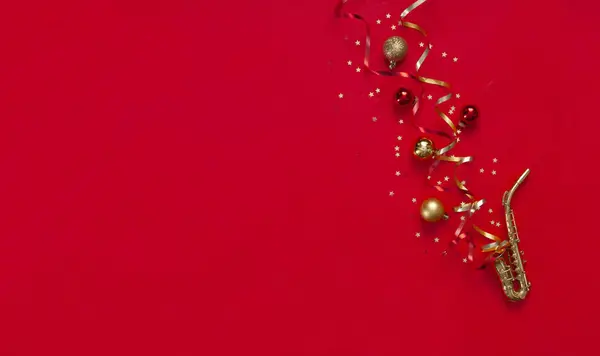 Natale Rosso Festivo Sfondo Capodanno Con Copia Sassofono Dorato Miniatura — Foto Stock