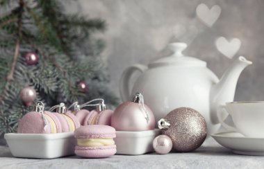 Makarna kurabiyeli Noel kompozisyonu, Noel topları ve pembe çay seti