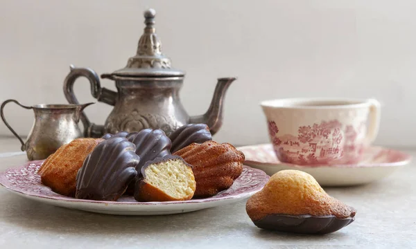 Traditionele Zelfgemaakte Klassieke Biscuit Franse Madeleine Citroenkoekjes Chocolade Glazuur Rechtenvrije Stockfoto's