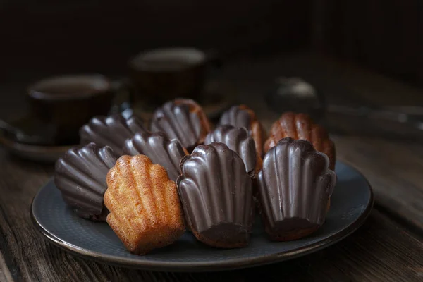 Traditionele Zelfgemaakte Klassieke Biscuit Franse Madeleine Citroenkoekjes Chocolade Glazuur Stockfoto