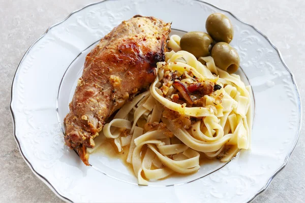 Gebackene Ruhe Aus Kaninchenfleisch Mit Tagliatelle Pasta Sauce Und Oliven — Stockfoto