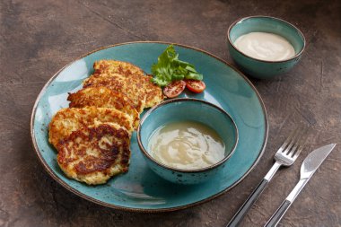 Hanuka Yahudi Tatili için geleneksel Patates Gözlemesi Levivot Latkes elma püresi ve ekşi krema