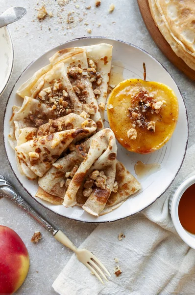 Heerlijke Zelfgemaakte Pannenkoeken Beignets Met Gekarameliseerde Appel Honing Walnoten Achtergrond Stockfoto