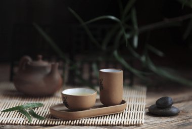 Geleneksel yeşil çay seremonisi seti - beyaz çaydanlık ve taşlı fincanlar piramit, ruh için ev, trenin üzerinde