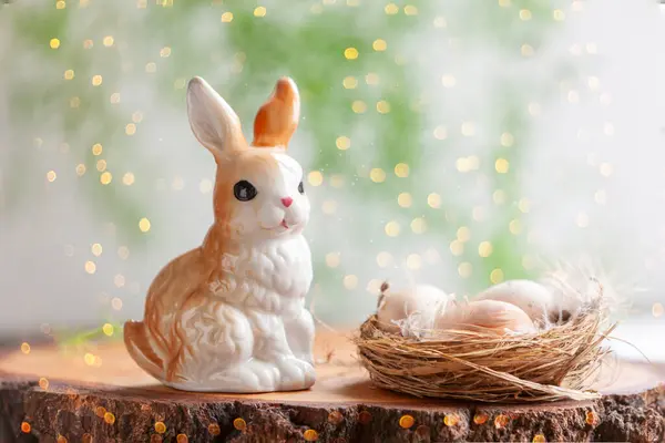 快乐的复活节装饰可爱的兔子和复活节彩蛋在窝里 — 图库照片
