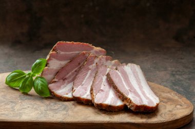 Ev yapımı füme domuz eti