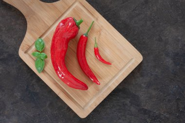 Taze baharatlı biber ve kırmızı biber.