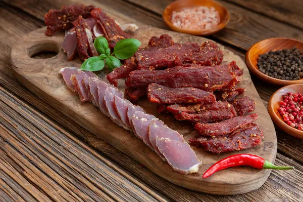 Száraz Marhahús Szárított Biltong Csípős Paprika Chilivel Fűszerrel Jogdíjmentes Stock Képek