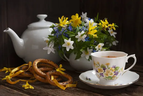 Чай Бубликами Натюрморт Вінтажному Стилі Весняними Квітами Ліцензійні Стокові Зображення