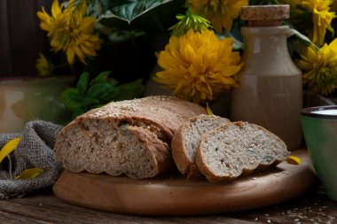 Eski ahşap bir masada ev yapımı ekmek.. 