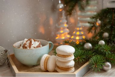 Kurabiyeli Noel kompozisyonu, Noel topları ve sıcak içecek bardağı.