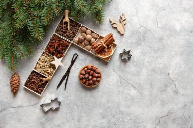 Geleneksel aromatik ve mis kokulu Noel baharatlarının üst görünümü