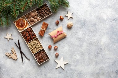 Geleneksel aromatik ve mis kokulu Noel baharatlarının üst görünümü