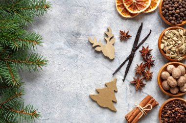 Geleneksel aromatik ve mis kokulu Noel baharatlarının üst görünümü