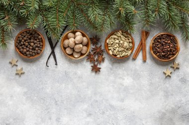 Geleneksel aromatik ve mis kokulu Noel baharatlarının üst görünümü